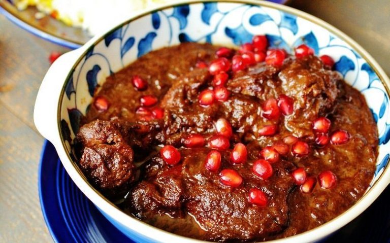 فسنجان اصیل و خوشمزه با مرغ